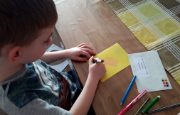 Junge gestaltet einen Brief